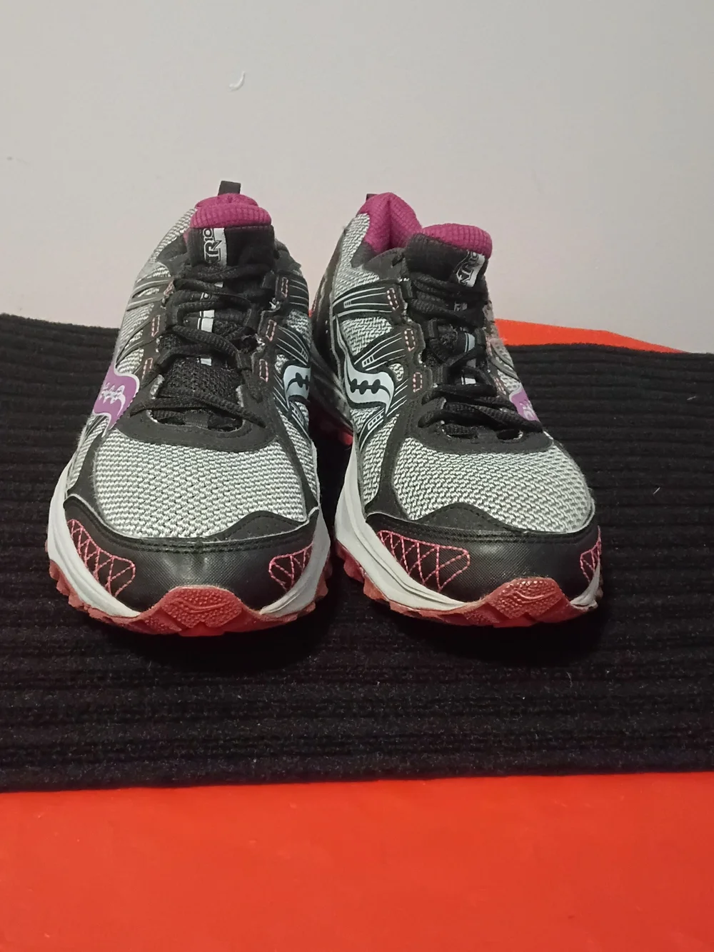 Saucony Women's Purple Gray & Pink Classic Running Shoes Sz 11